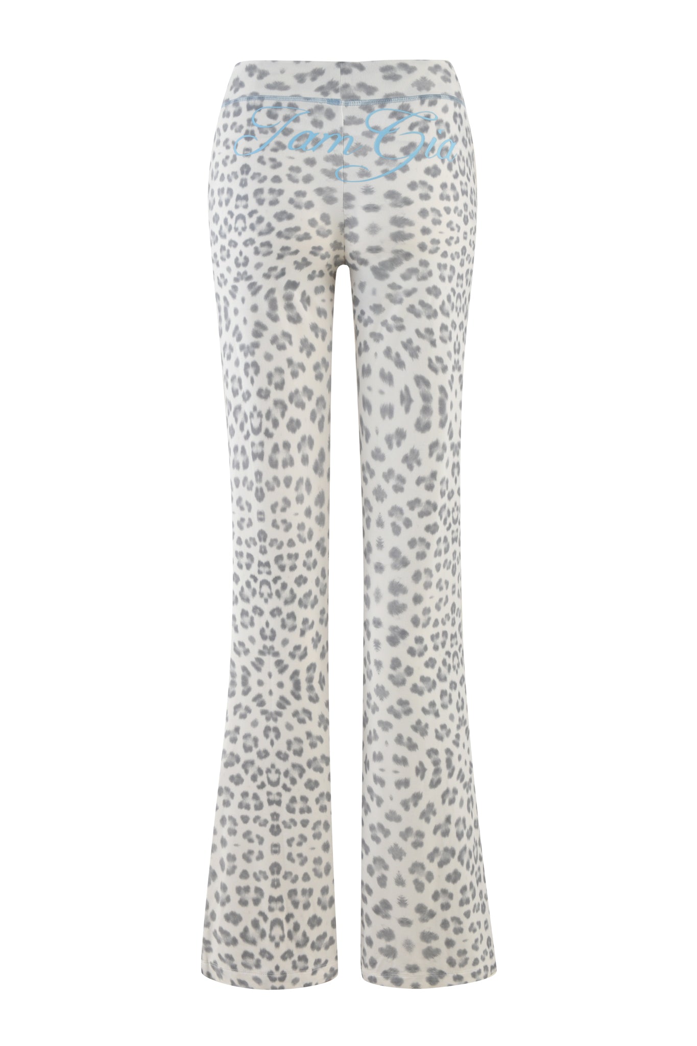 The BLARE TRACKPANT - SNOW LEOPARD : WINTER WILD CARD by I.AM.GIA showcases a striking snow leopard design, complemented by a flared bottom and elastic waist for an effortless blend of style and comfort. You'll find the discreet I.AM.GIA logo set against a clean white backdrop.